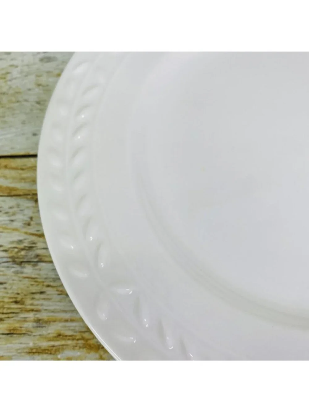 Gibson Everyday NOBILIS White Embossed Laurel Porcelain Salad Lunch Plates Set 2